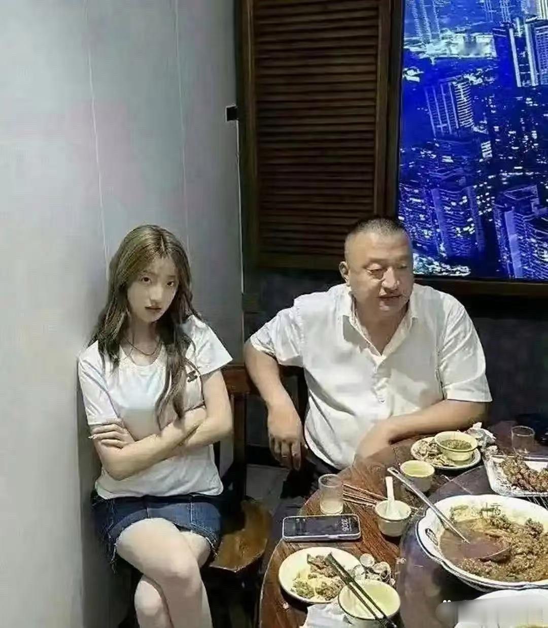 父女俩长得太像了吧，明明长着同一张脸却看着给人不一样的感觉，一个长得很漂亮，一个