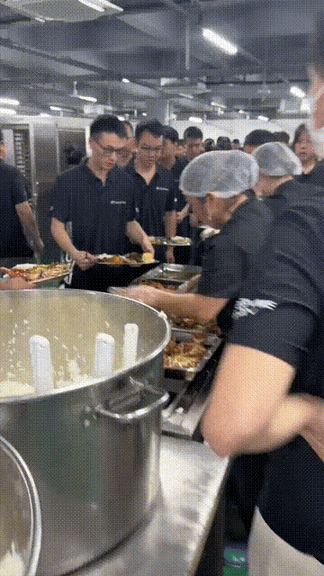 张雪食堂伙食令人破防！工人加餐直接安排每人一只大龙虾，员工开心的合不拢嘴，这份对