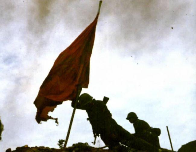 1979年对越自卫反击战撤军时，越南百姓发现一件怪事：解放军不炸别的，专炸路边的