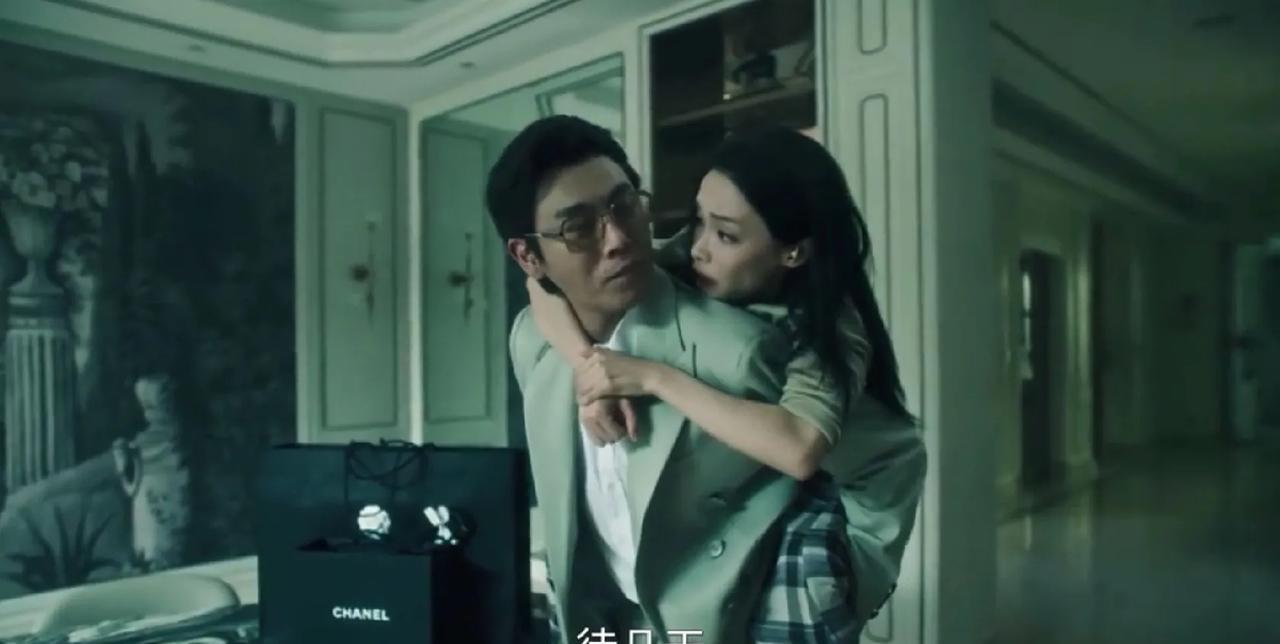 《扫毒风暴》卢少骅又要当爸爸了，孩子是他跟吴燕萍的！卢少骅买了很多礼物给她，但