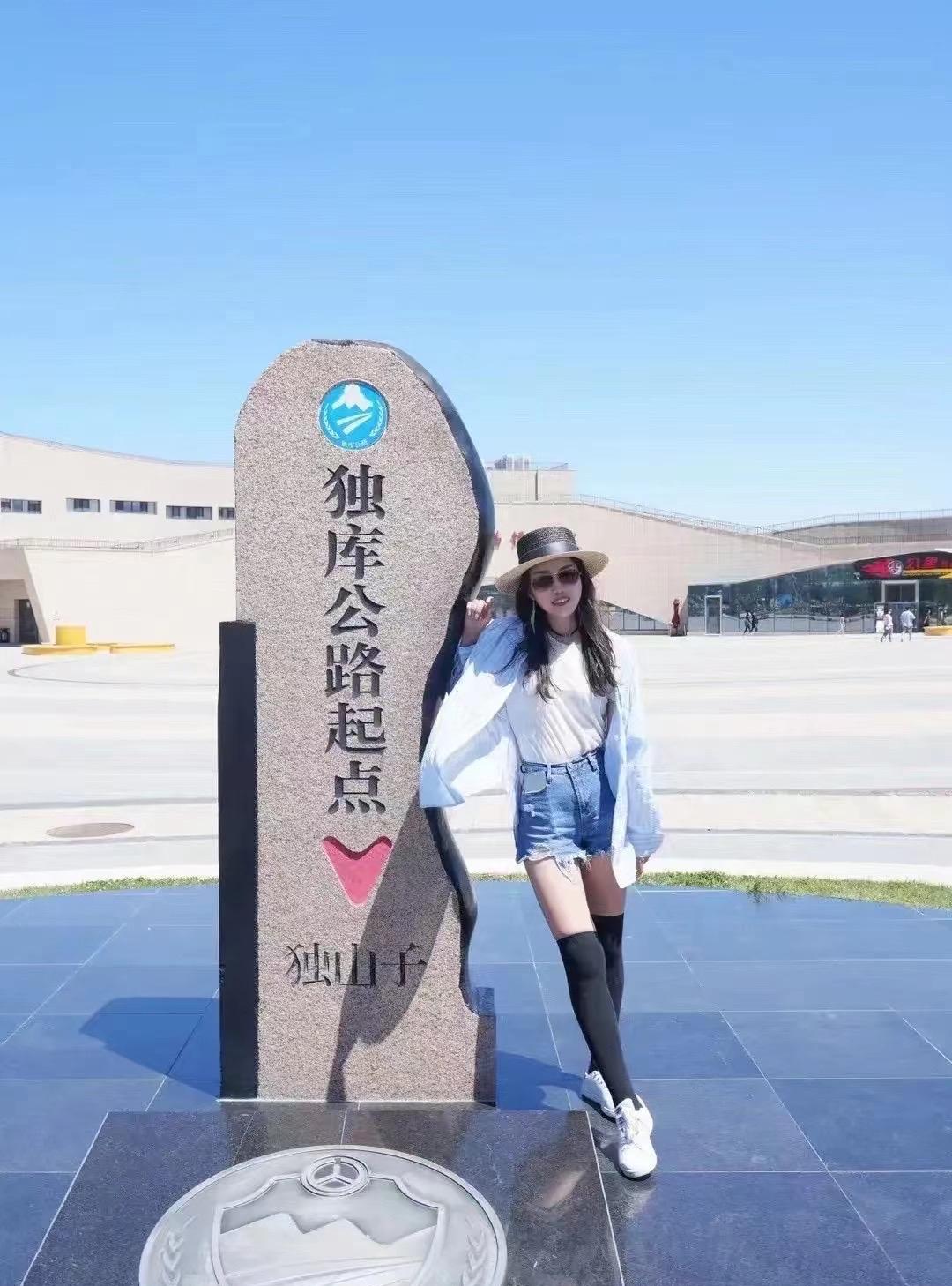 几乎每一年都会走一次新疆独库公路，每一次都会去起点或终点的纪念碑打个卡～