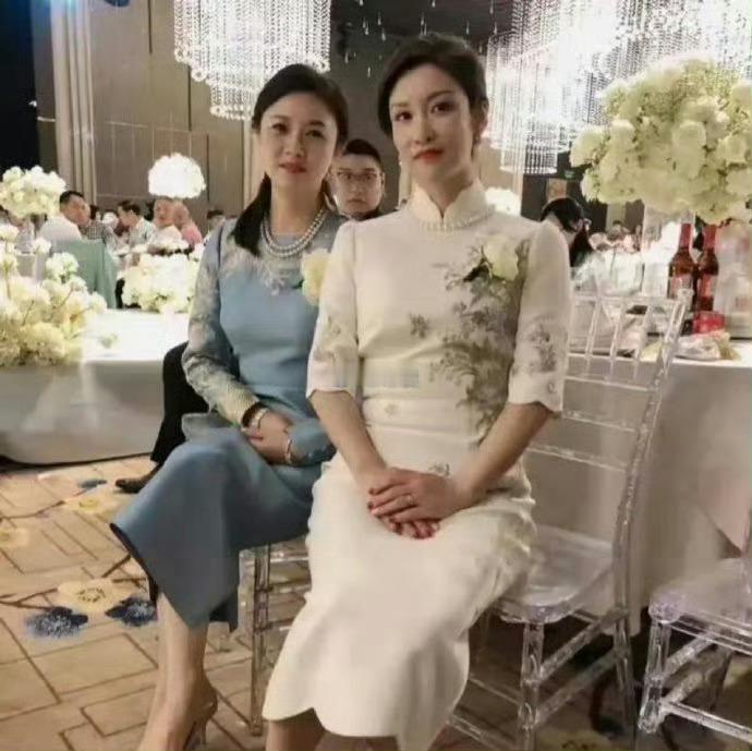 婚礼上的两位亲家母，哪位更得体一点？
