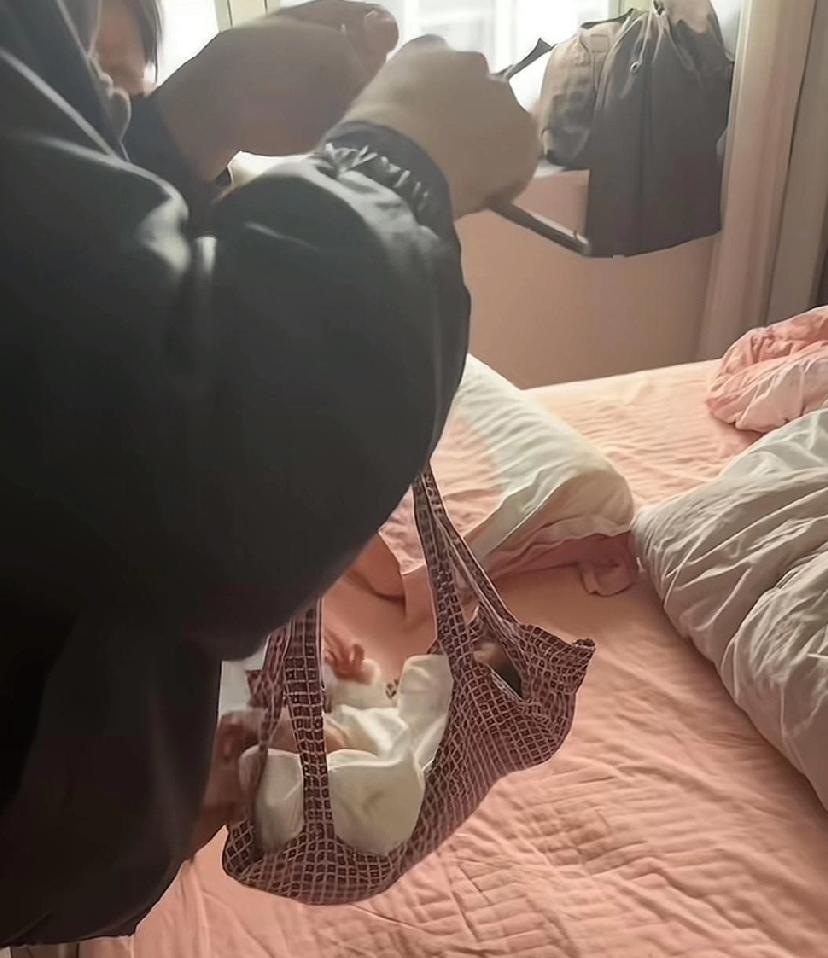 她才刚出生4天啊！4月12日下午2点37分，南京一位刚出生4天的女婴，在自家的床
