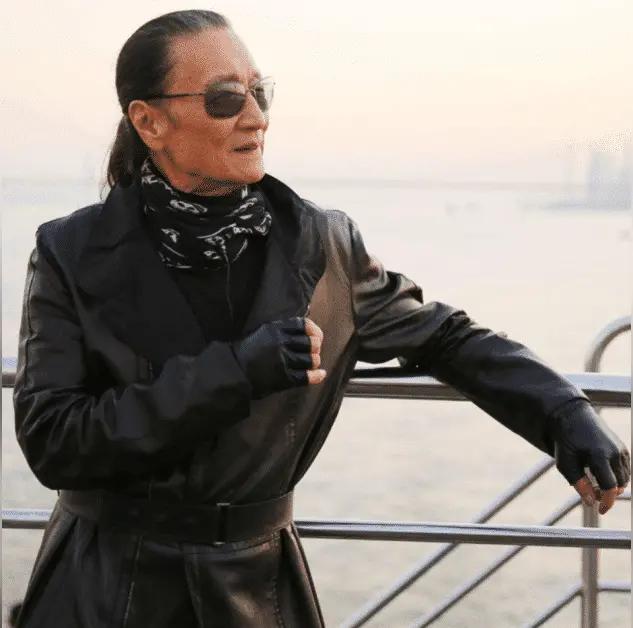 谢贤生确实是潇洒了一辈子。事业上谢贤是港圈顶流，活到老红到老在50年代谢贤就