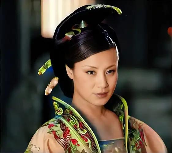 一个女人，用手戟刺穿怀孕侍妾的肚子，胎儿当场落地。晋武帝勃然大怒，废黜令已经写好