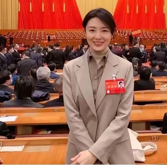 这个人看着很面熟，算是老牌央视主持人，不过现在能清楚叫出她名字的人已经不多了。