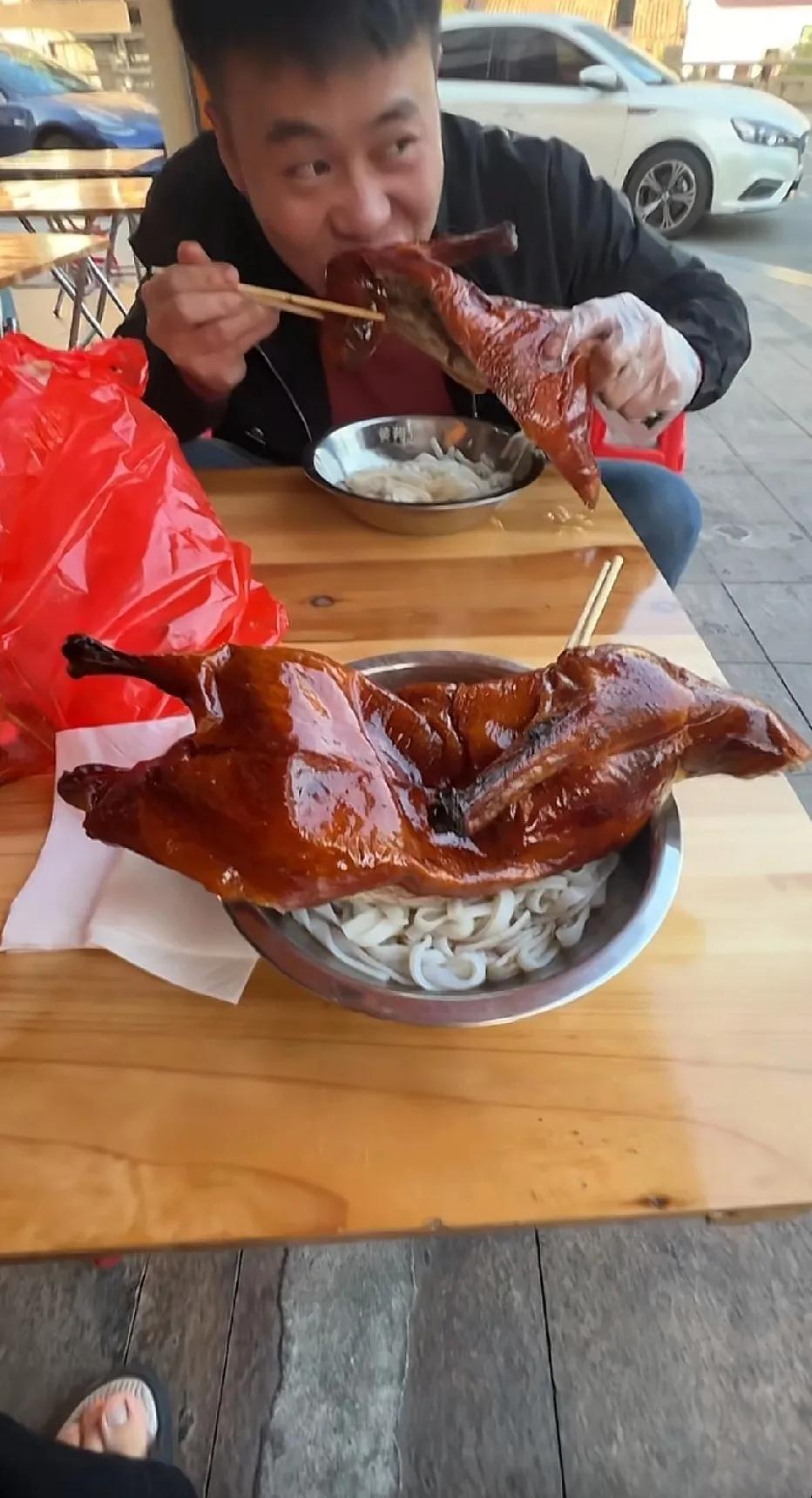 这是什么吃法？太豪横了，这么大只的烤鸭配粉条？哪里的特色美食啊，大半夜看的挺有食