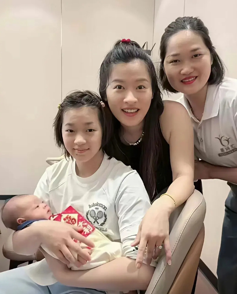 全红婵出席师兄家宴，疲态难掩，却仍笑得真诚。这丫头，扛着奥运光环的包袱，发育关、