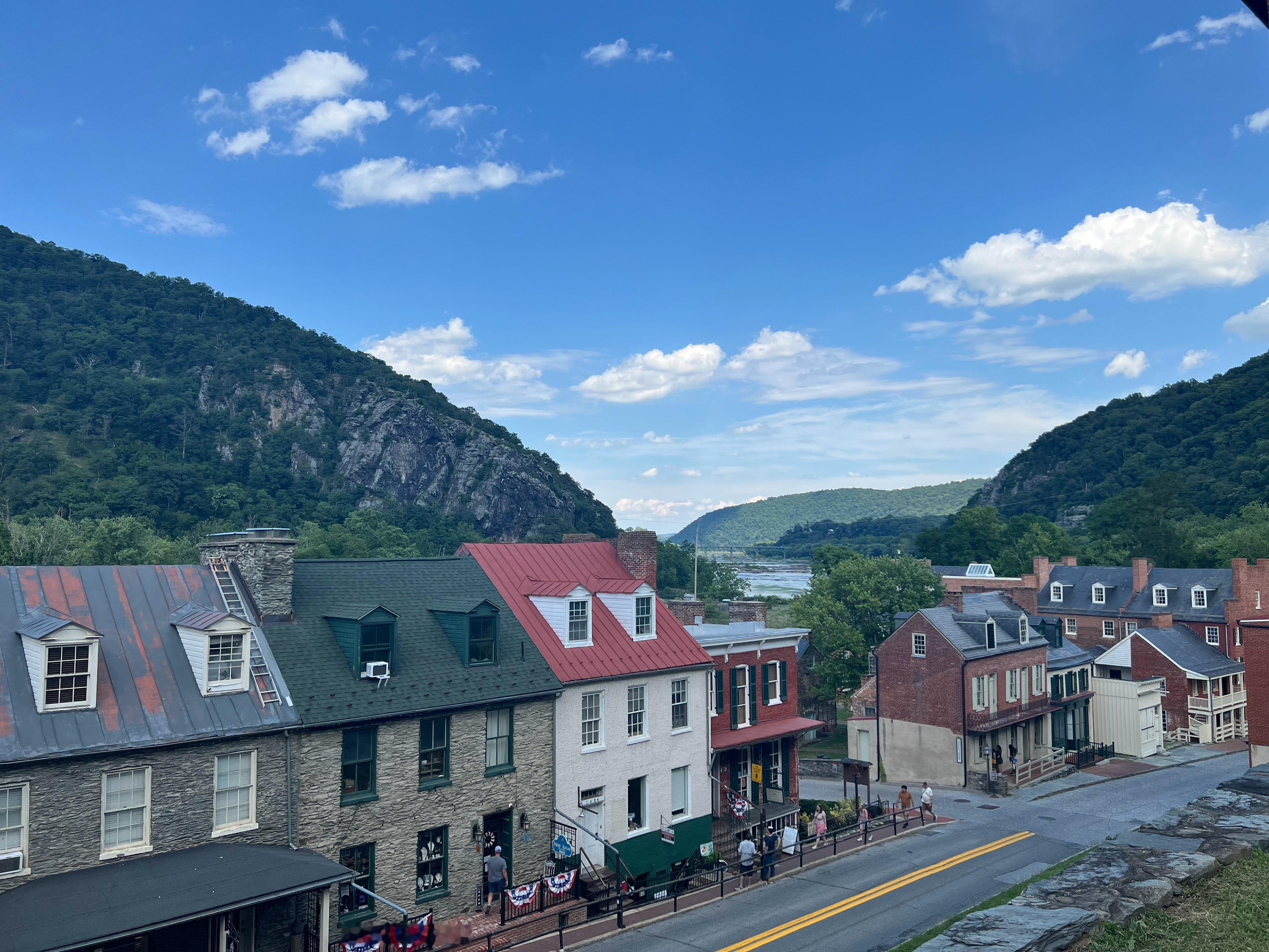 西弗吉尼亚的小镇HarpersFerry，地处三州交界处（马里兰、弗吉尼亚、西