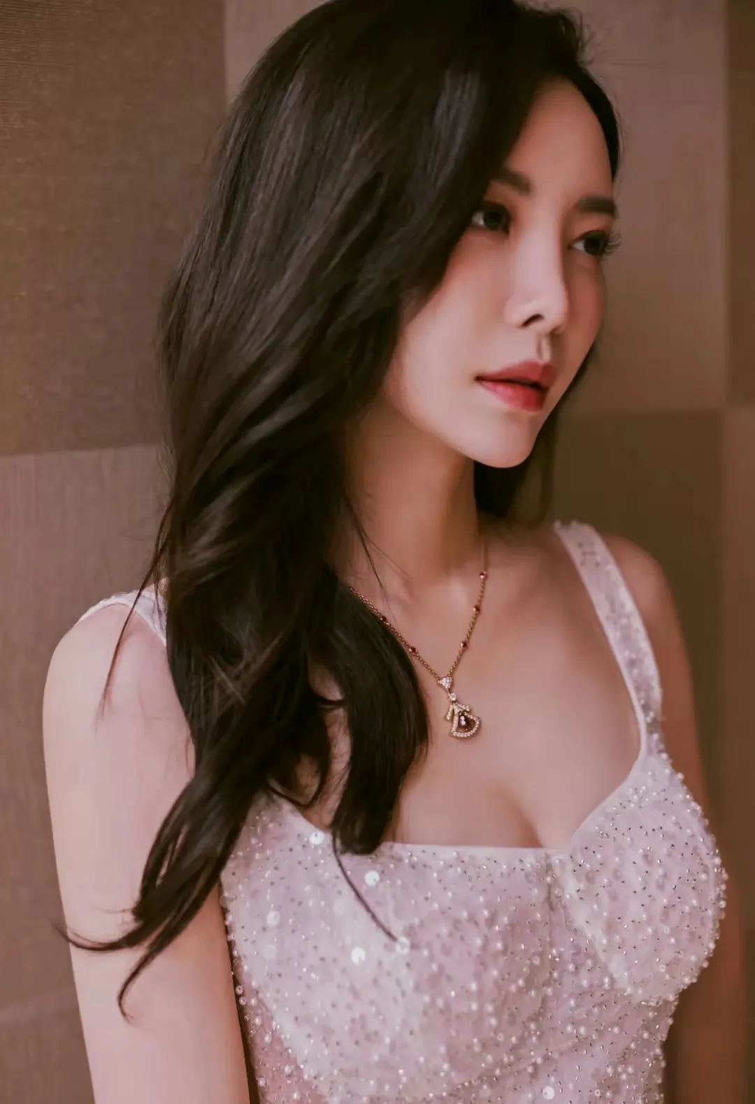 于文文身着精致华服，优雅曲线绽放成熟韵味，魅力不可挡