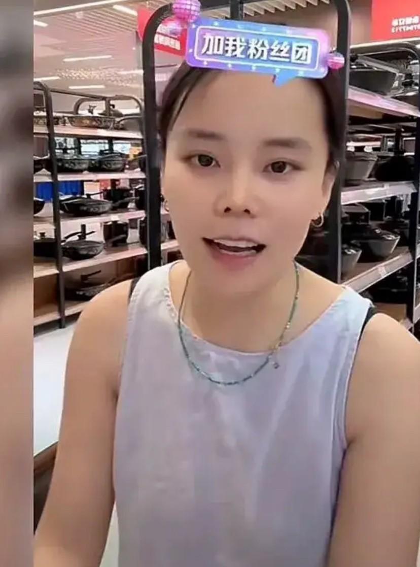 出鬼了，出鬼了，熊磊在直播间说，“许妈的恩情铭记于心”，我表示读不懂她的话语。
