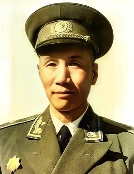 1941年，国军团长准备投奔新四军，谁知夜里却被暗杀，被捅了3刀却没死。杀手走后