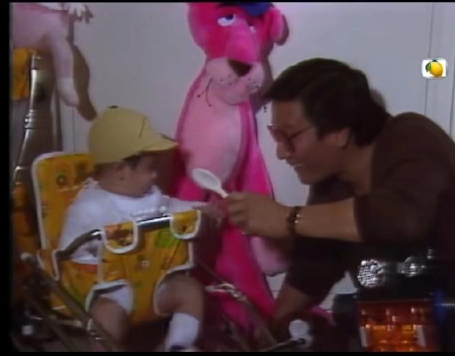 四十年前谢霆锋的童年已经达到这样的生活条件了，电动玩具地上放满了，后面还有粉红豹