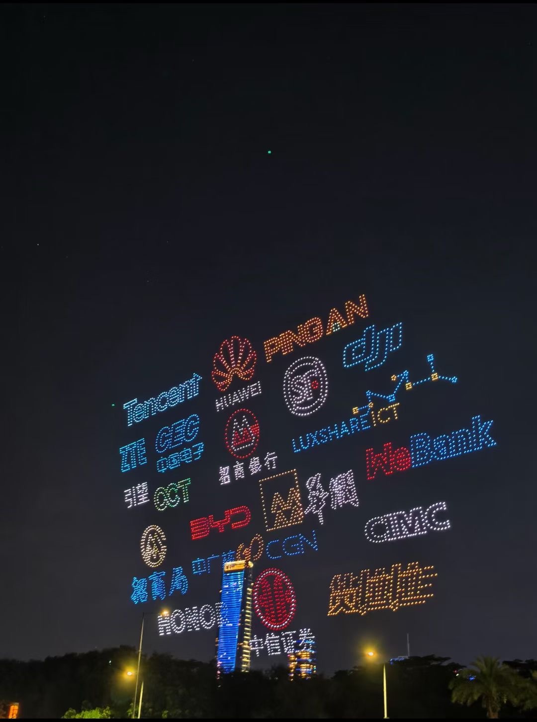 昨天深圳特区成立45周年纪念，深圳来了个1.2万无人机表演的大阵仗。有一部分是展