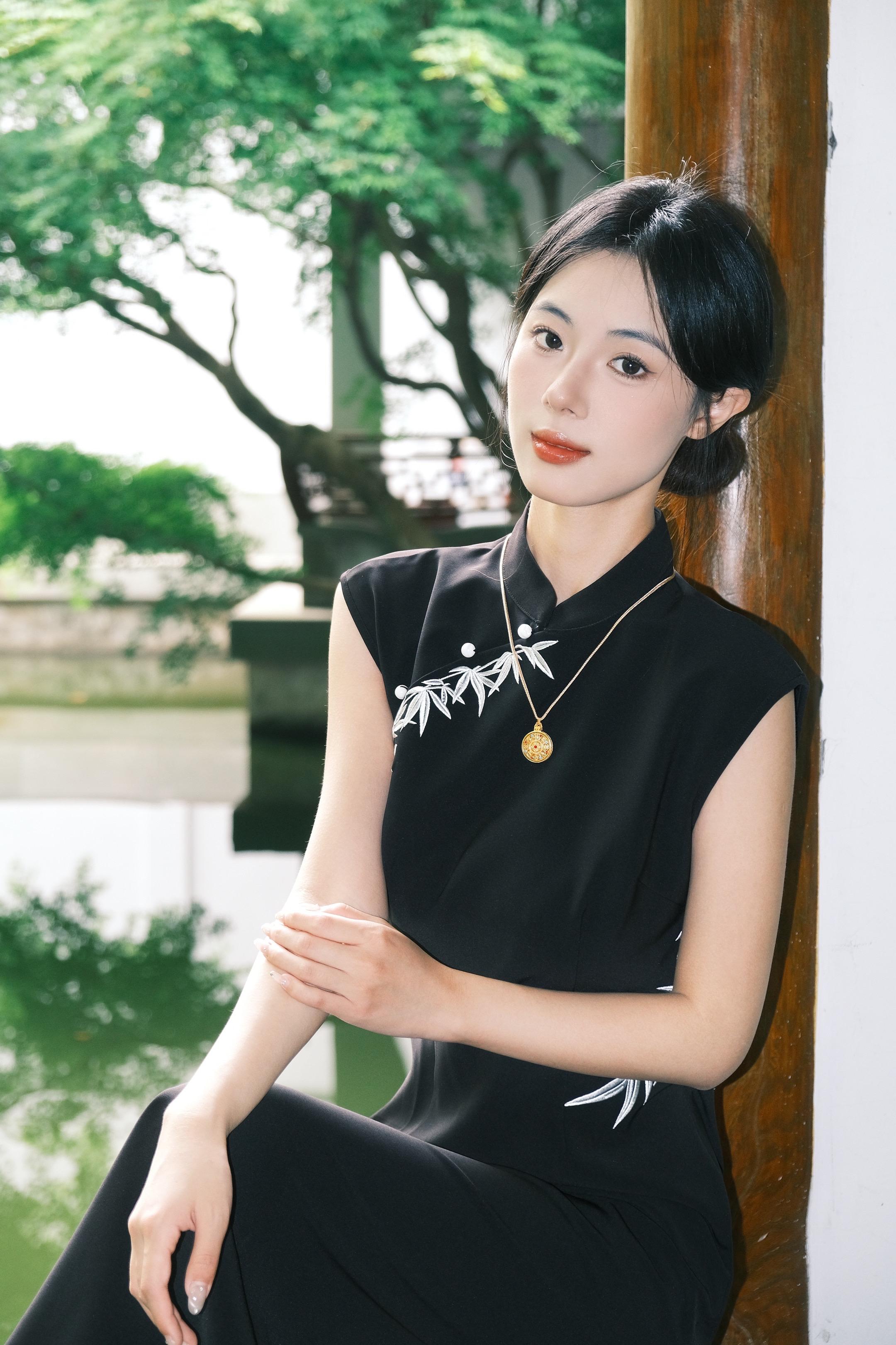 东方骨 心无拘。只有中国人才懂的东方美学 清冷新中式是我的舒适区 一袭...