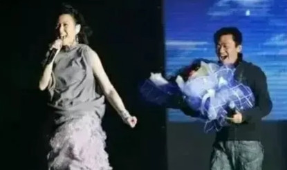 2008年，刘若英在北京开演唱会。她给“傻根”王宝强打电话：“弟弟，来给姐姐捧个