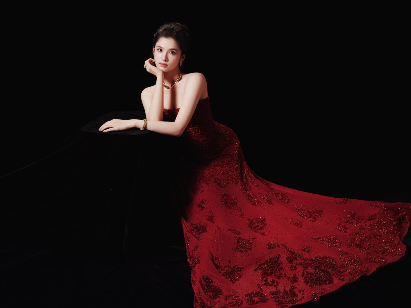 张婧仪白玉兰第二套，burberry特别定制