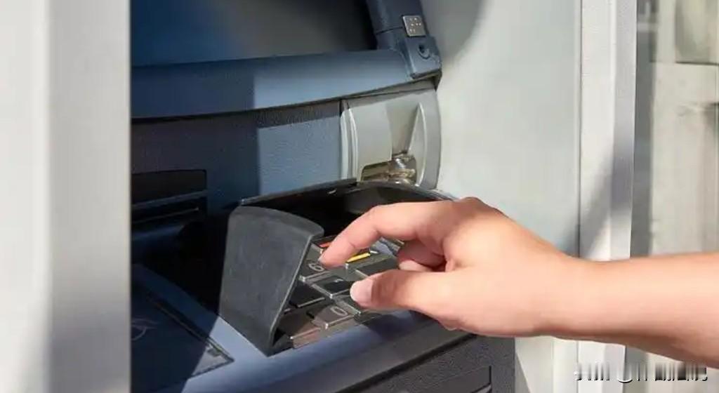 新疆乌鲁木齐，女子6年时间陆陆续续给母亲转了200万元，母亲多次承诺：这些钱帮你