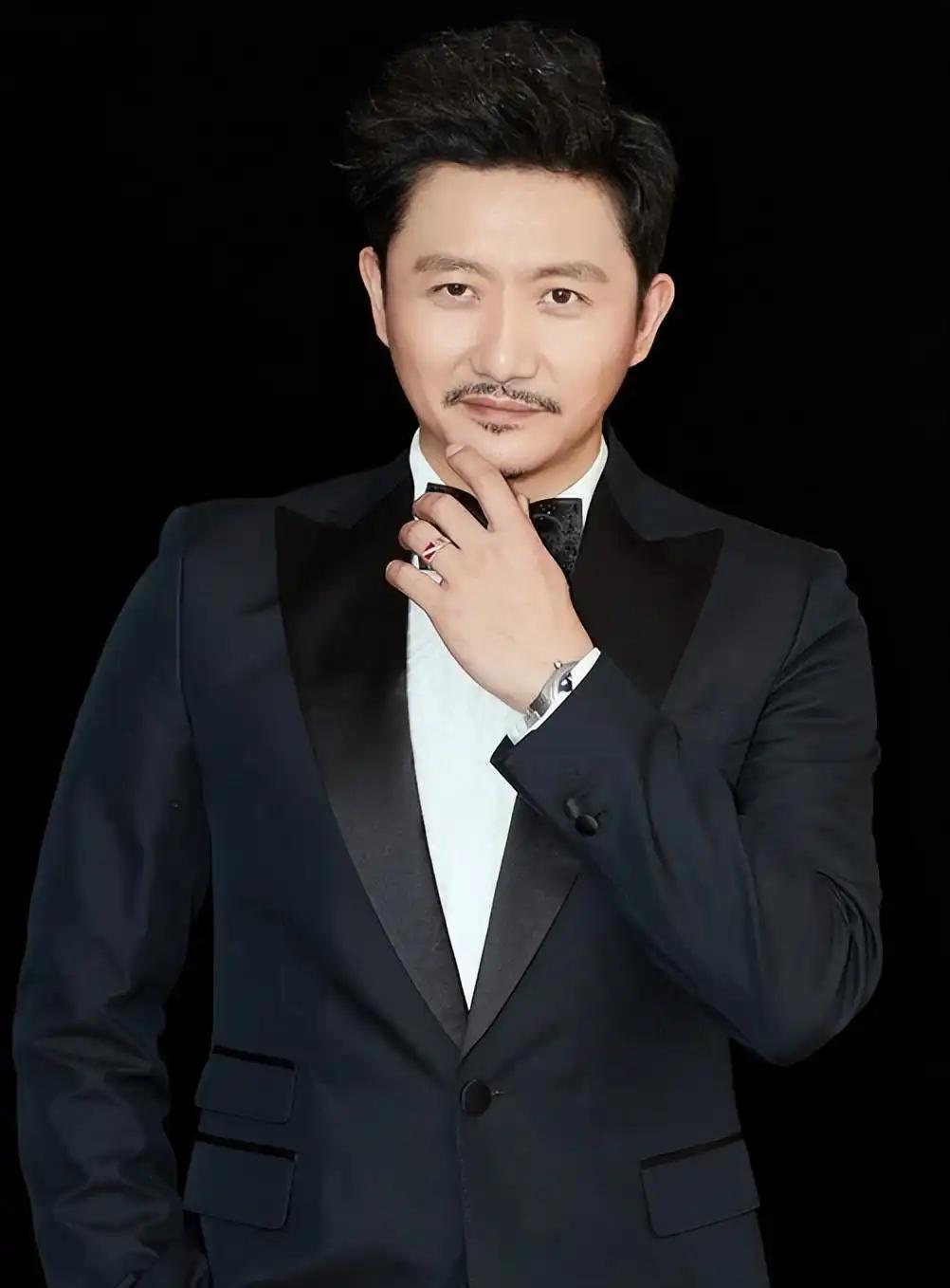演员涂松岩说：“有次在剧组，殷桃请我吃了一块饼干，太好吃了。后来我到超市去看到想