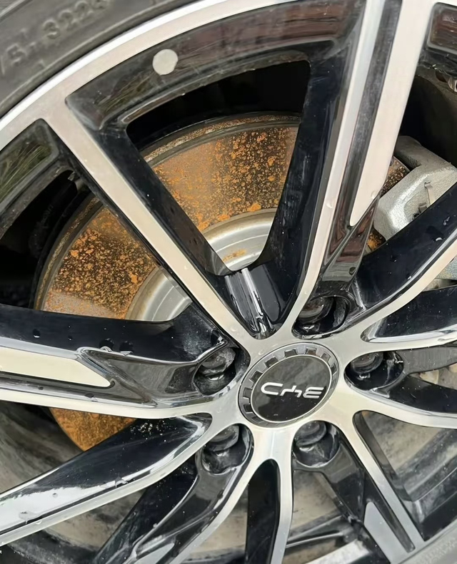 楼下比亚迪刹车片锈斑斑是否是正常情况？路过楼下的比亚迪宋pro，看到相片所示，