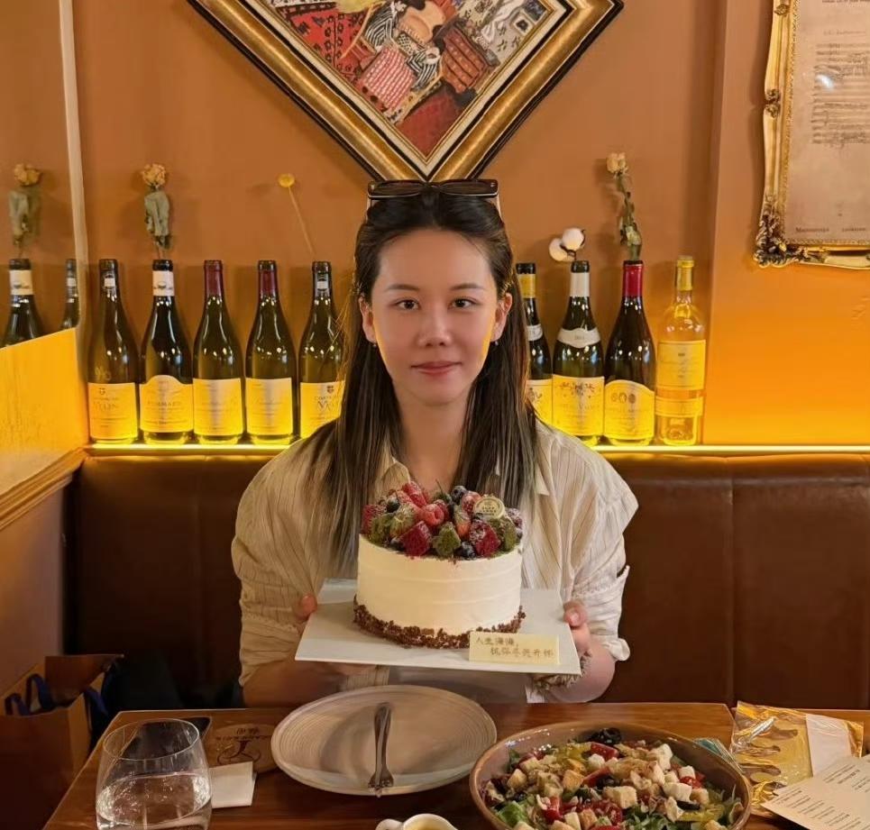 国乒女队员陈幸同更新社媒，与友人西餐厅聚餐，庆祝29岁生日。同同也是升级为同姐，