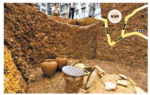 1955年，南京一座遭盗掘的古墓经考古人员抢救性发掘后，除散落的器物碎片外，仅出