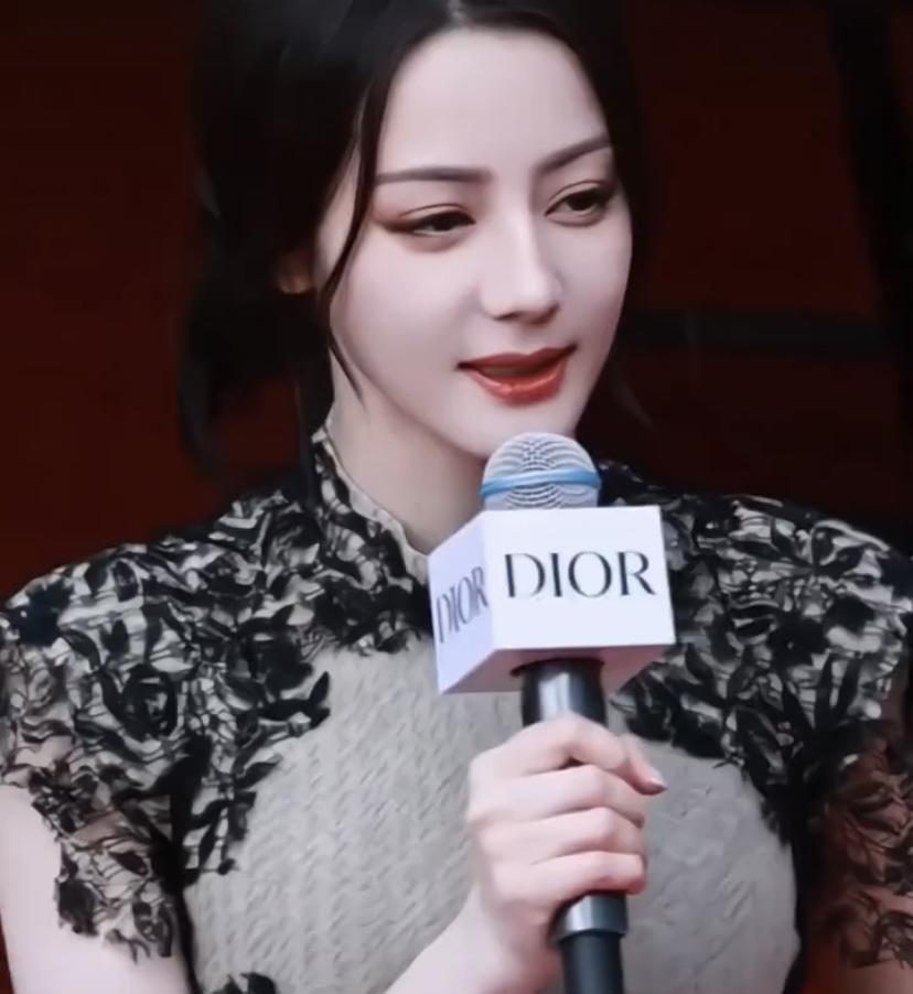 迪丽热巴这次线下活动的黑白混搭旗袍造型，简直美出天际！那旗袍完美勾勒出她的身材