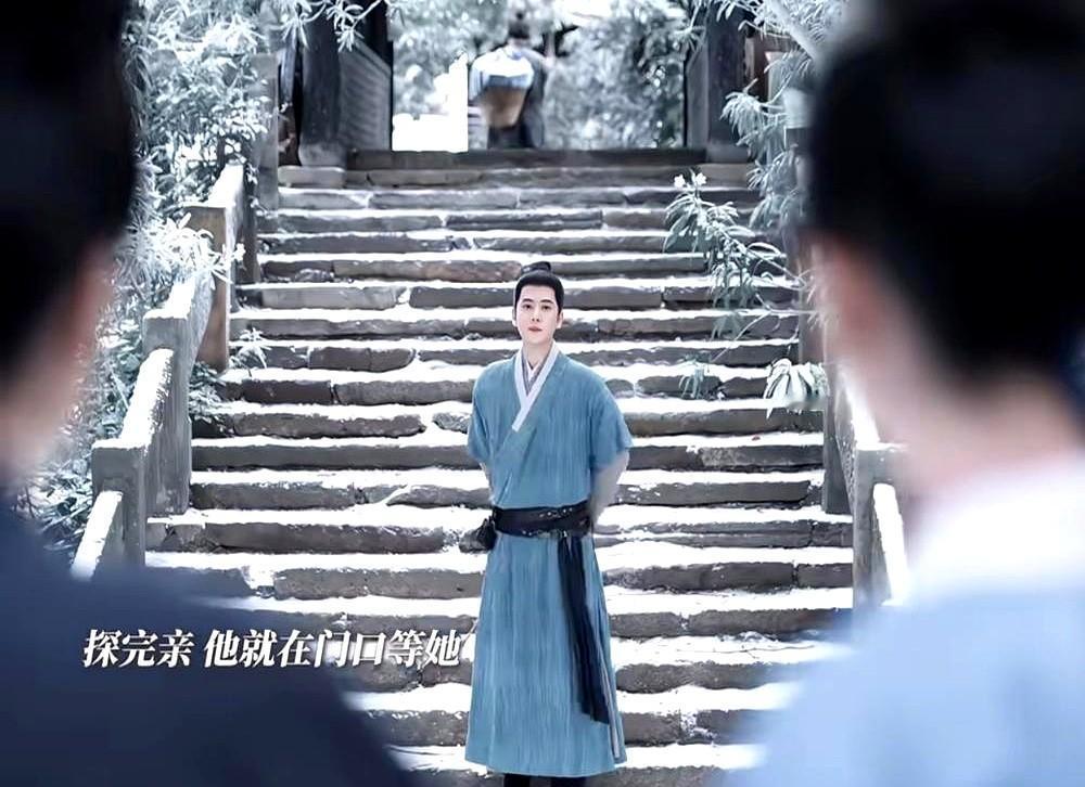 一个大男人头上插着红绢花，穿着女装在大街上招摇过市，亲妈在后面哭得瘫倒在地。
