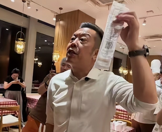 汪小菲运道就是好，同行一衬托，麻六记就是王者。每次没流量了，流量就空降了。 