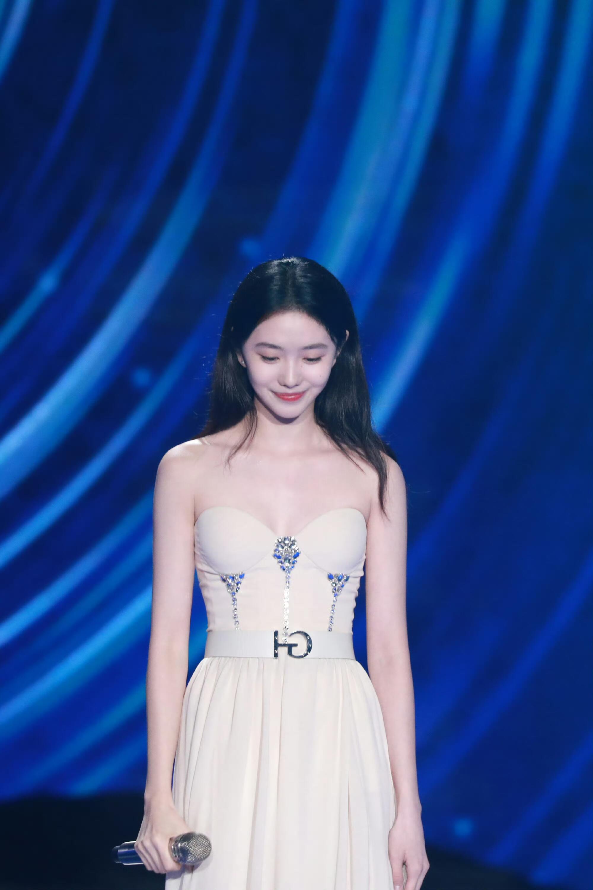 发现了刘浩存的妆造好像从来都不怎么做发型果然高端的脸蛋往往只需要最朴素的发型