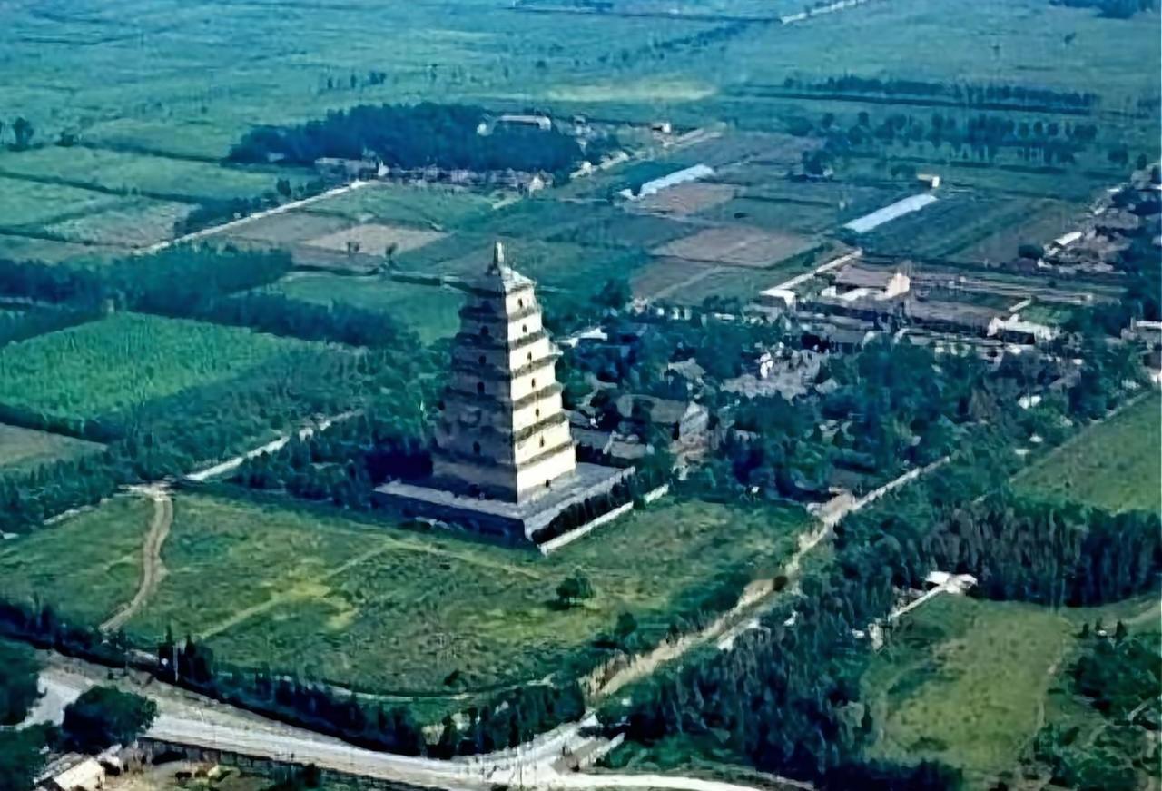 八十年代的西安大雁塔，四周全是农田，几乎没有保留任何其他古建筑，我今天所看到的配