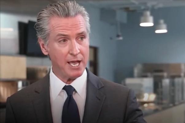 震怒！加州州长抛出一个灵魂拷问：炸弹为何对准女童？3月2日，美国加州州长纽森