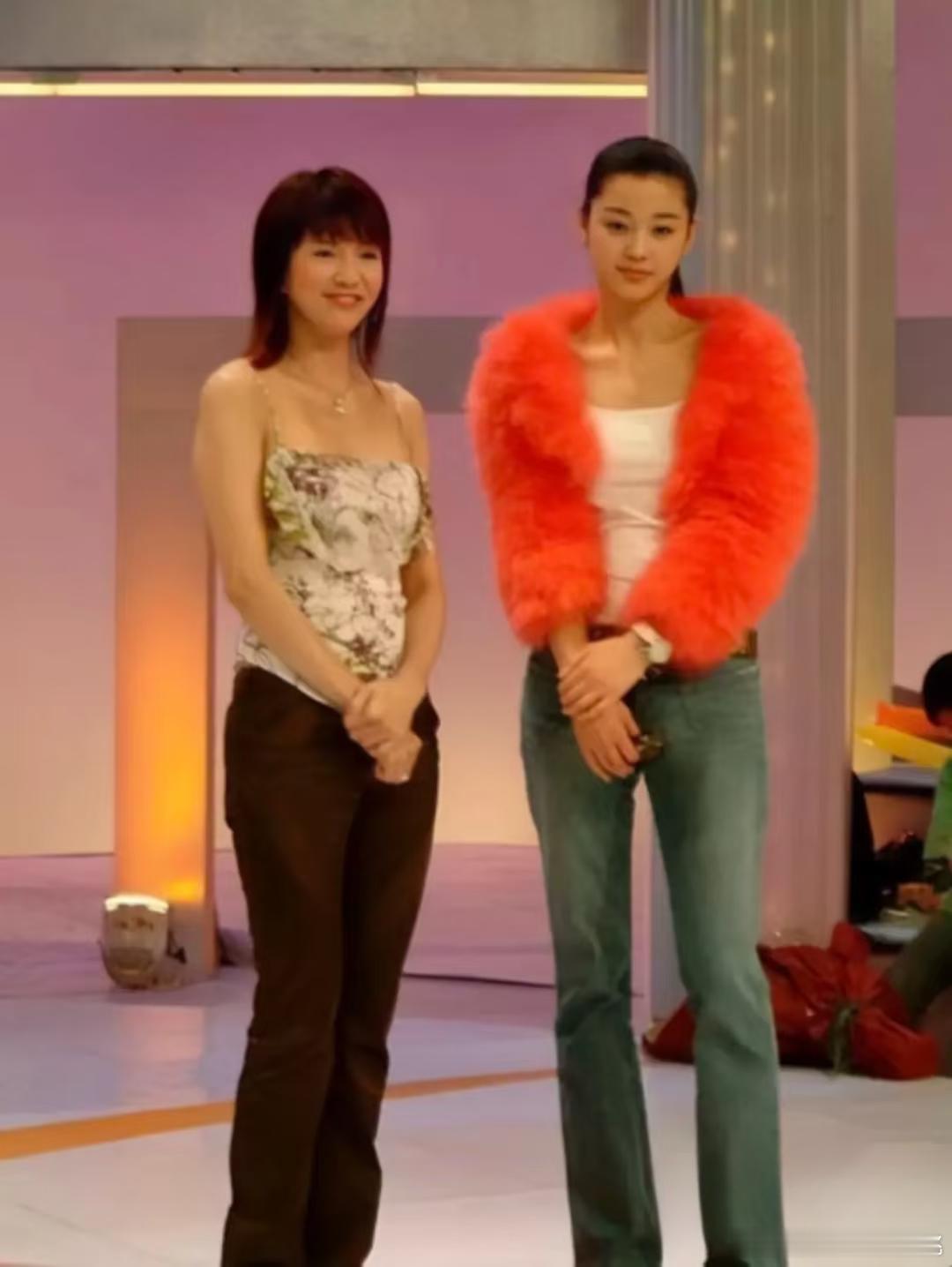 2004年全智贤《野蛮师姐》来港宣传的时候，身材高挑青春靓丽的​​​