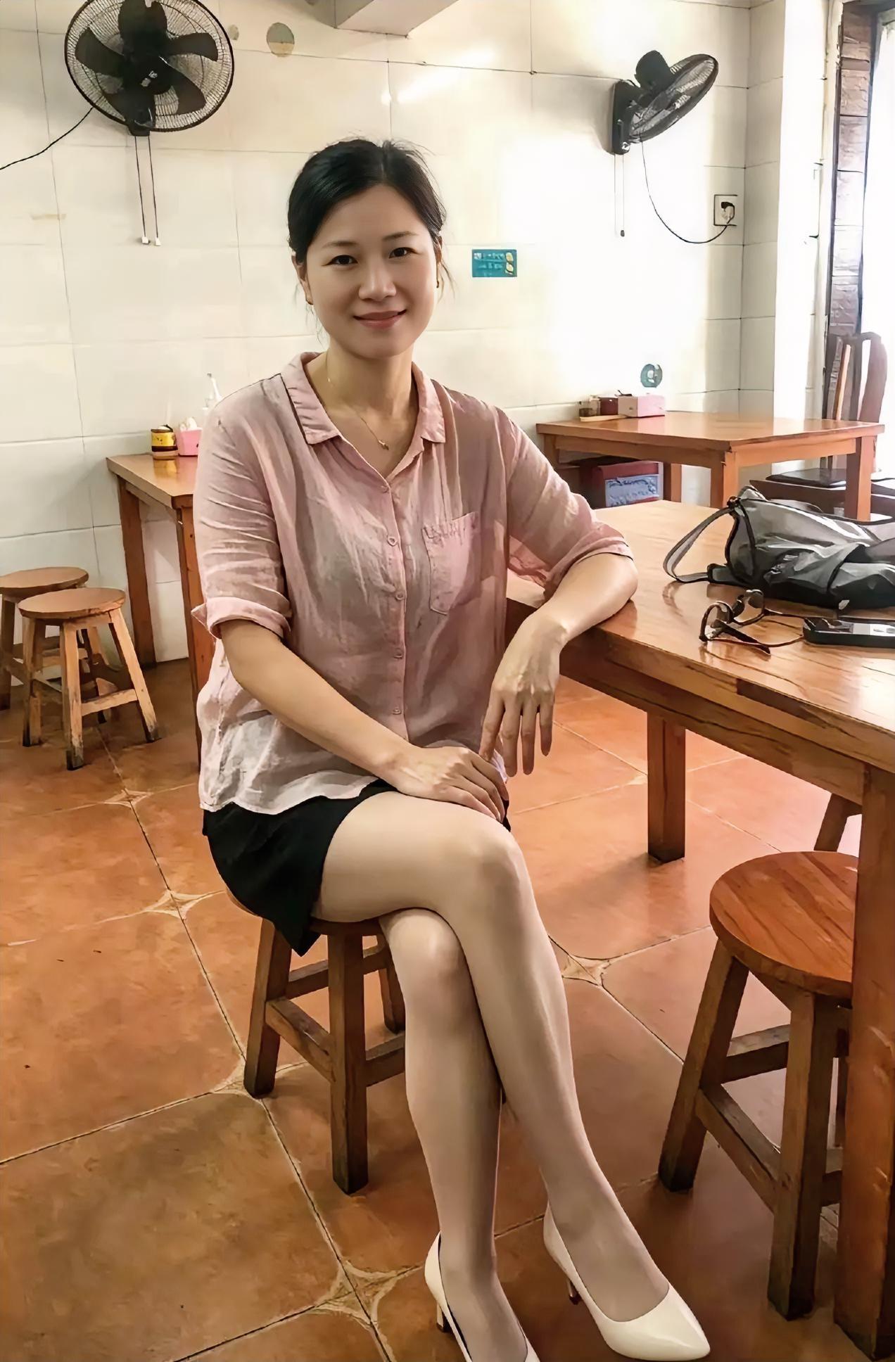 吃饭的时候在小店随手拍到一位女士气质温婉从容，看着特别有韵味岁月沉淀出来的美