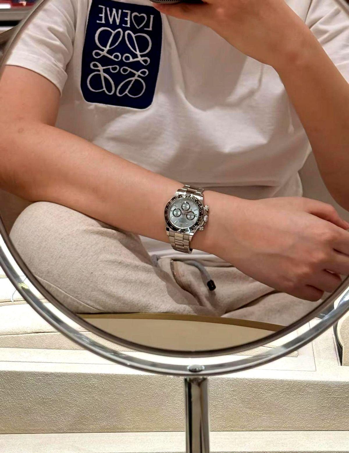 冰蓝迪通拿改了，没喊口号，悄悄升级。表壳轻了，铂金丝加了两道，摔一下不心疼。