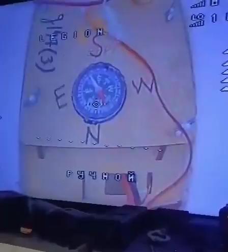俄罗斯无人机飞手会把价值大约两美元的磁罗盘直接粘在他们用胶合板制作的“闪电”系列