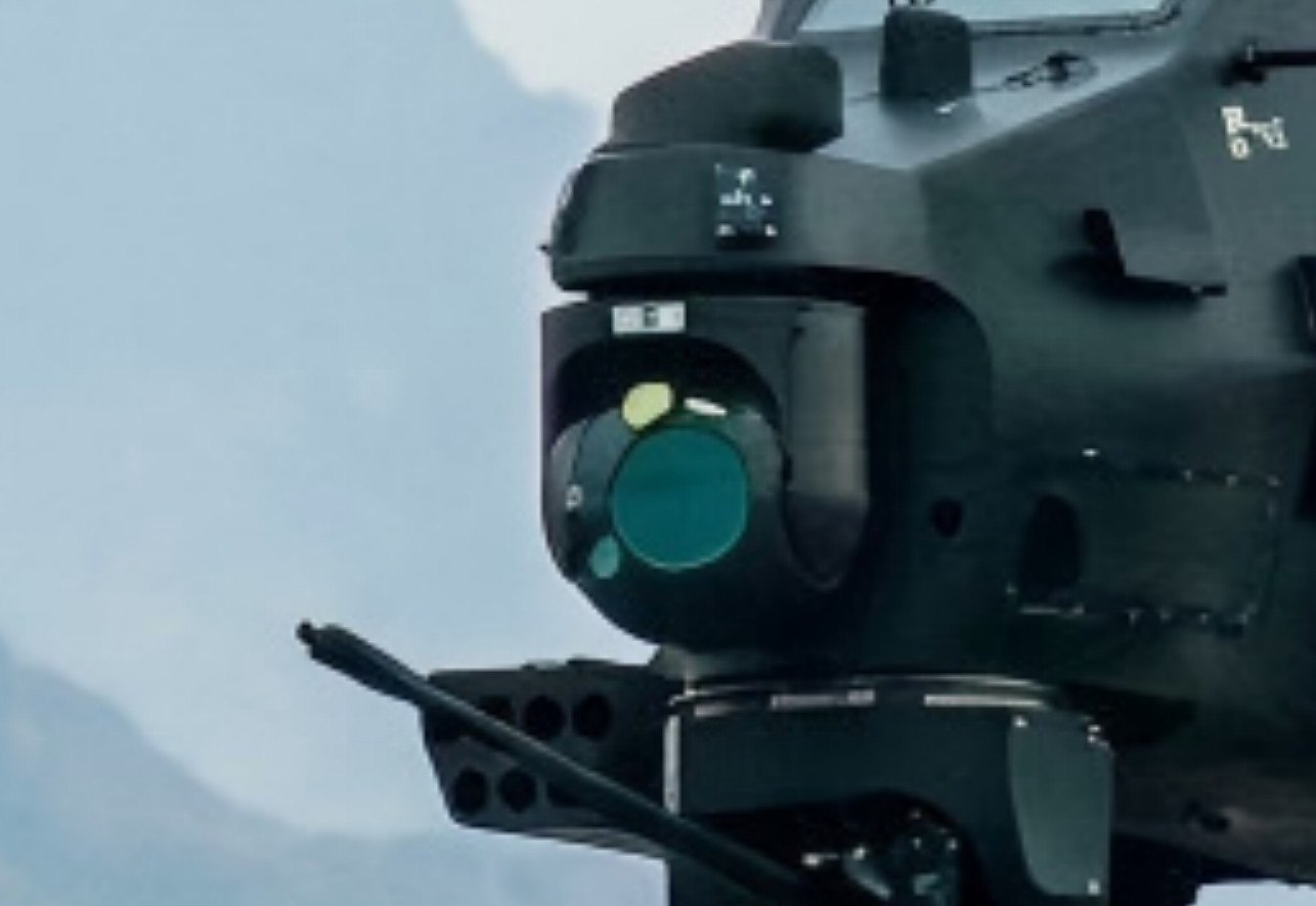 Z-10ME换装了新的光电瞄准系统，看上去主光学窗口的孔径更大，Z-10的光瞄有