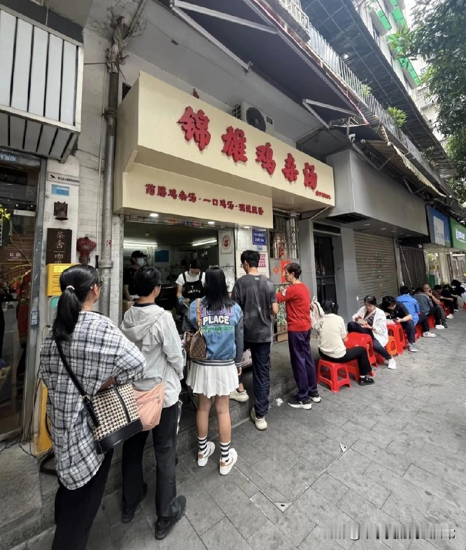 不理解广州人为了鸡杂汤，蹲在路边塑料凳上狂炫！在广州荔湾区的老街上，有家鸡