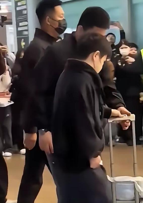 工作人员主动帮莎宝拿行李，细节里全是温柔。被全队宠着的莎莎，看着状态轻松又