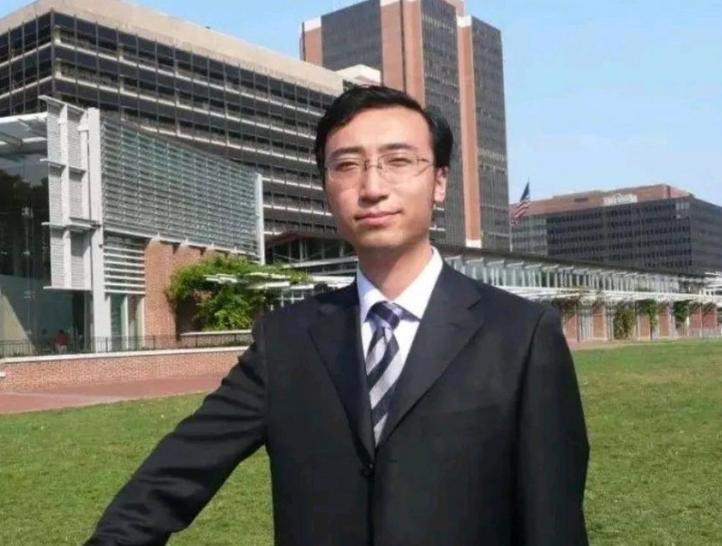 2009年，清华北大双料学霸李永乐，毕业后两次面试被名企拒绝，转身到北京人大附中