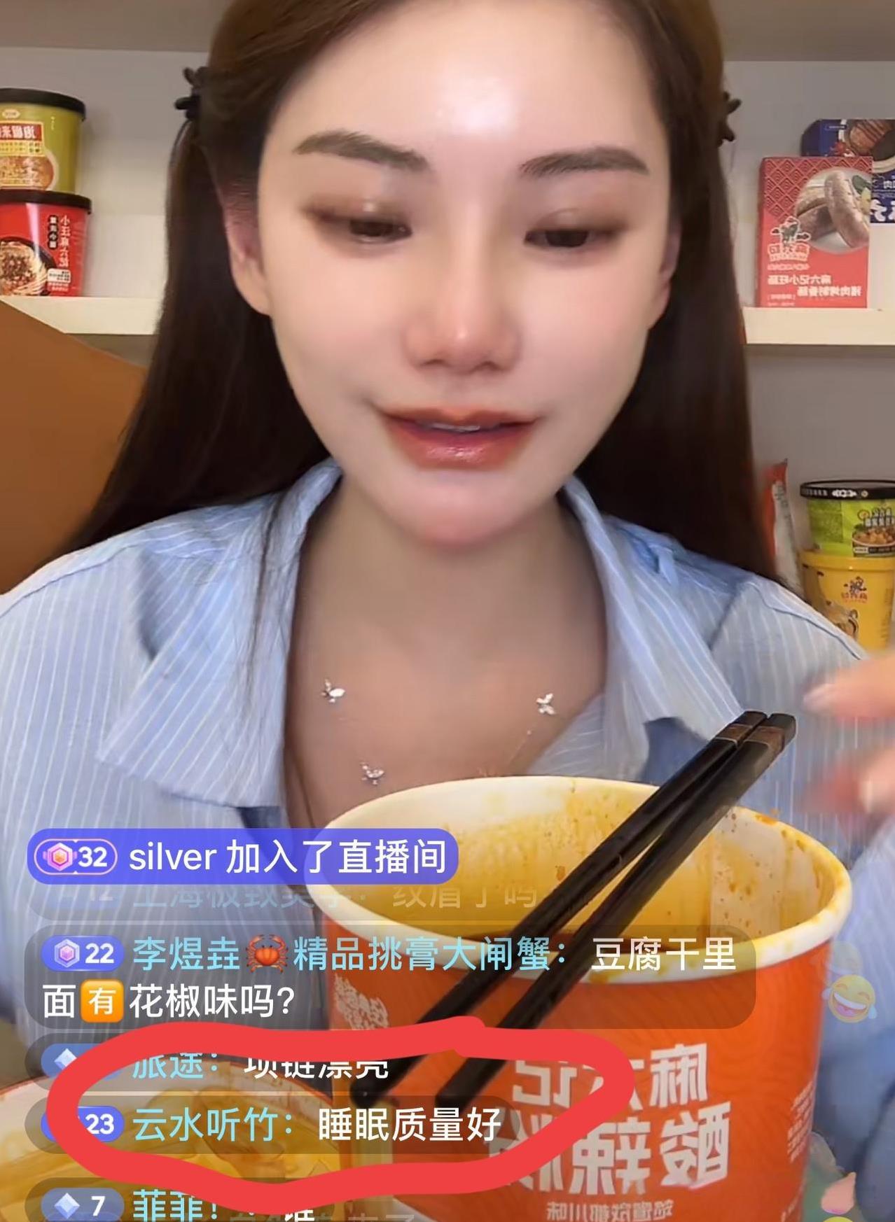 马筱梅太能干了！从巴黎刚回到湾湾竟然就开直播了！网友在直播间问老板汪小菲呢，他