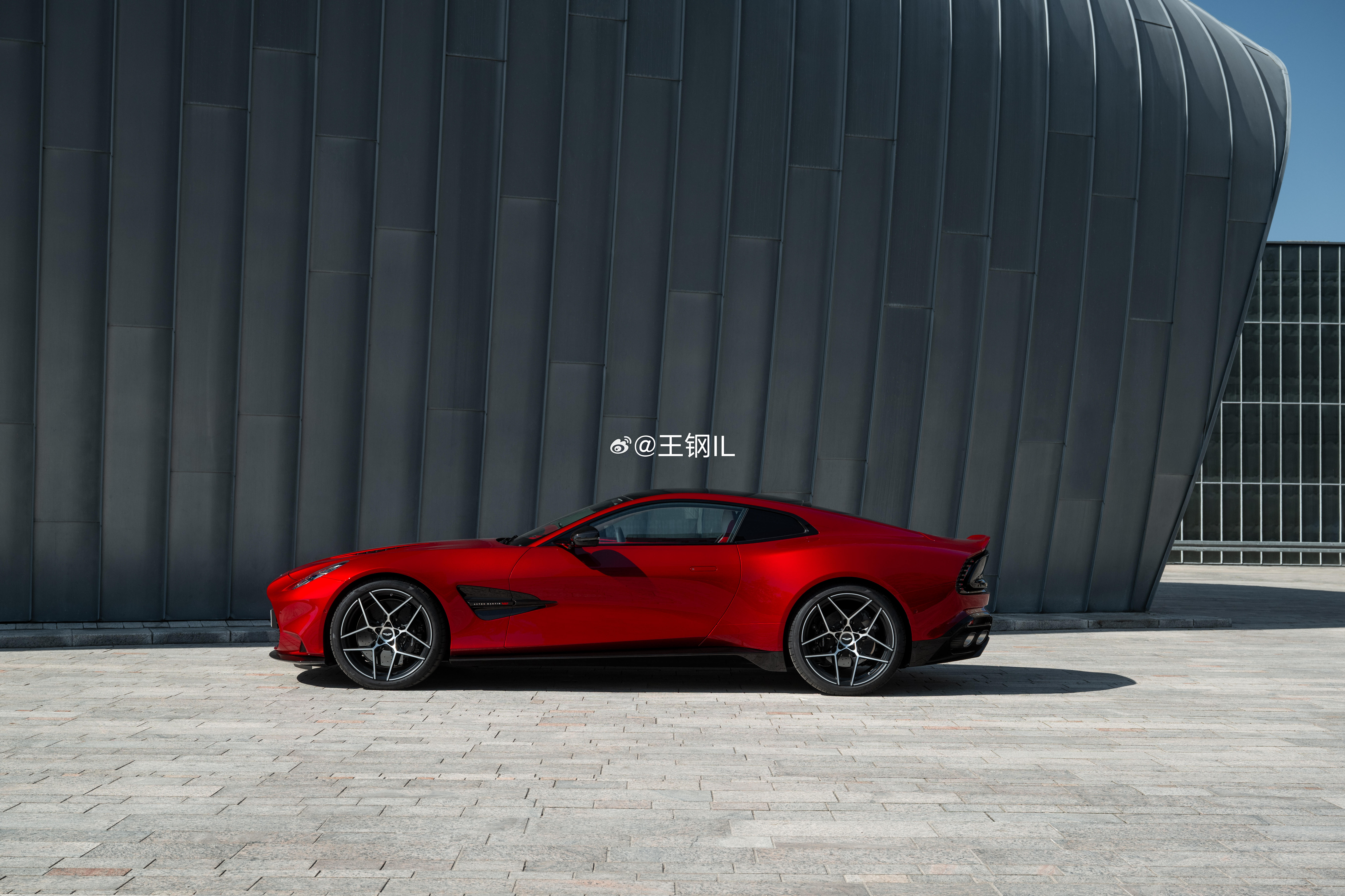 AstonMartinVanquish搭载全新5.2LV12双涡轮增