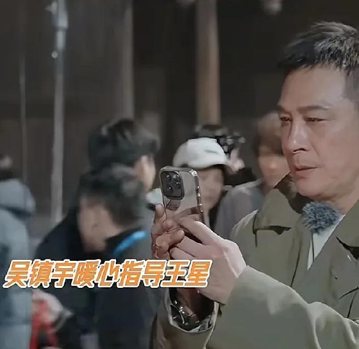 吴镇宇太牛了！节目里，吴镇宇发现王星的眼睛始终是惊恐无神的，于是他私下找到王星