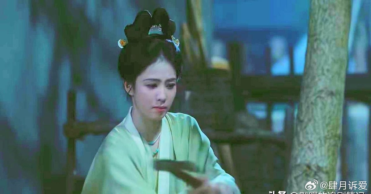 编剧是真没活儿了吗？新剧《莫离》里白鹿这操作，直接给我看傻了。大半夜不睡觉，偷