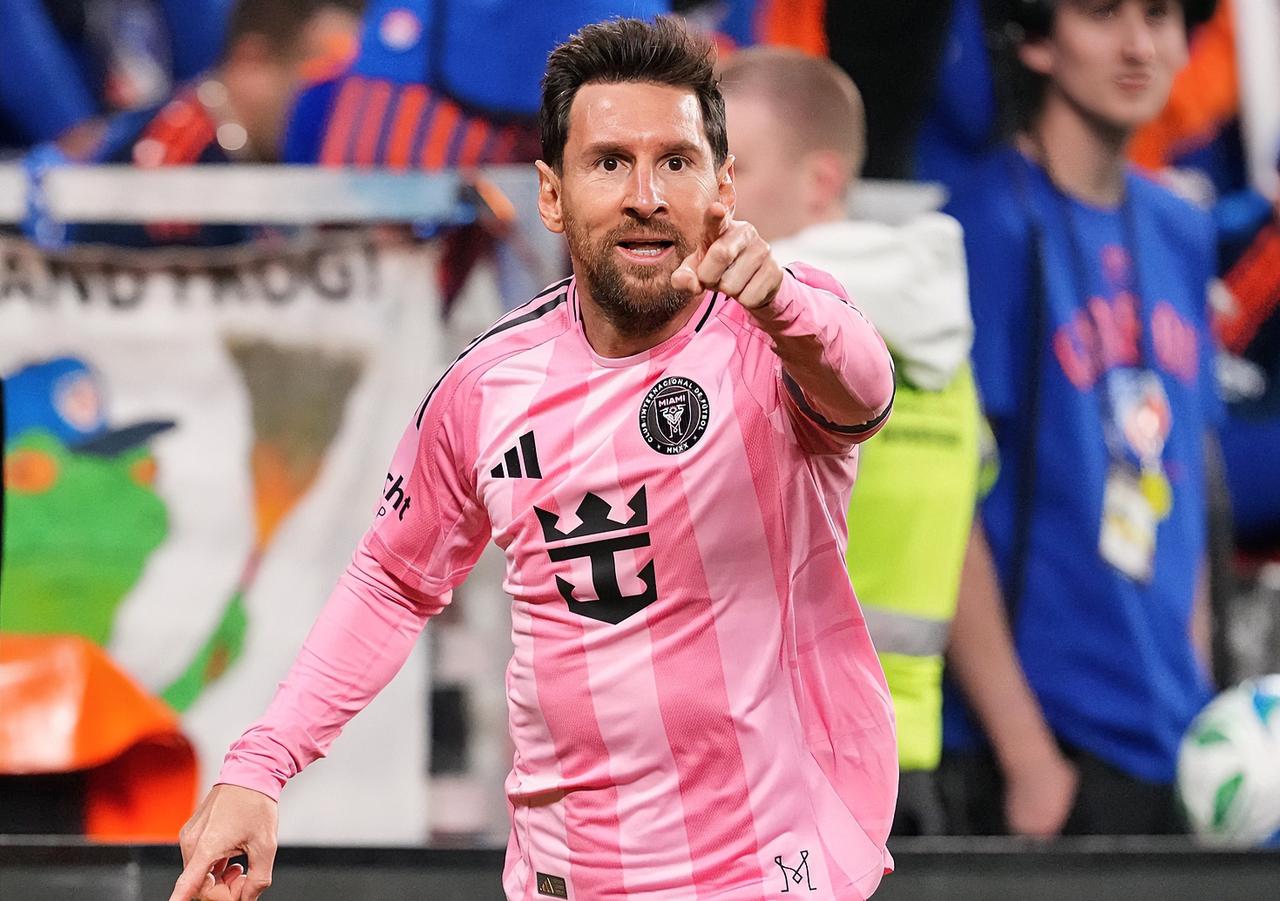 C罗：梅老板不愧是球王？？？享受享受就带领迈阿密国际队史首次进入总决赛。梅西：