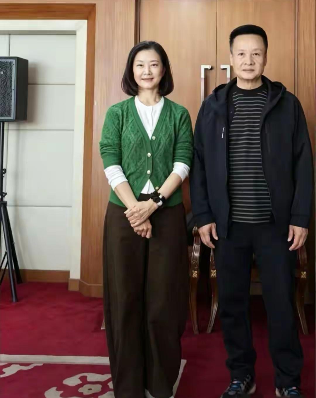 怪不得那么多人劝她不要退休她不听，这也太爽了！再也不用每天花好几个小时化妆了，也
