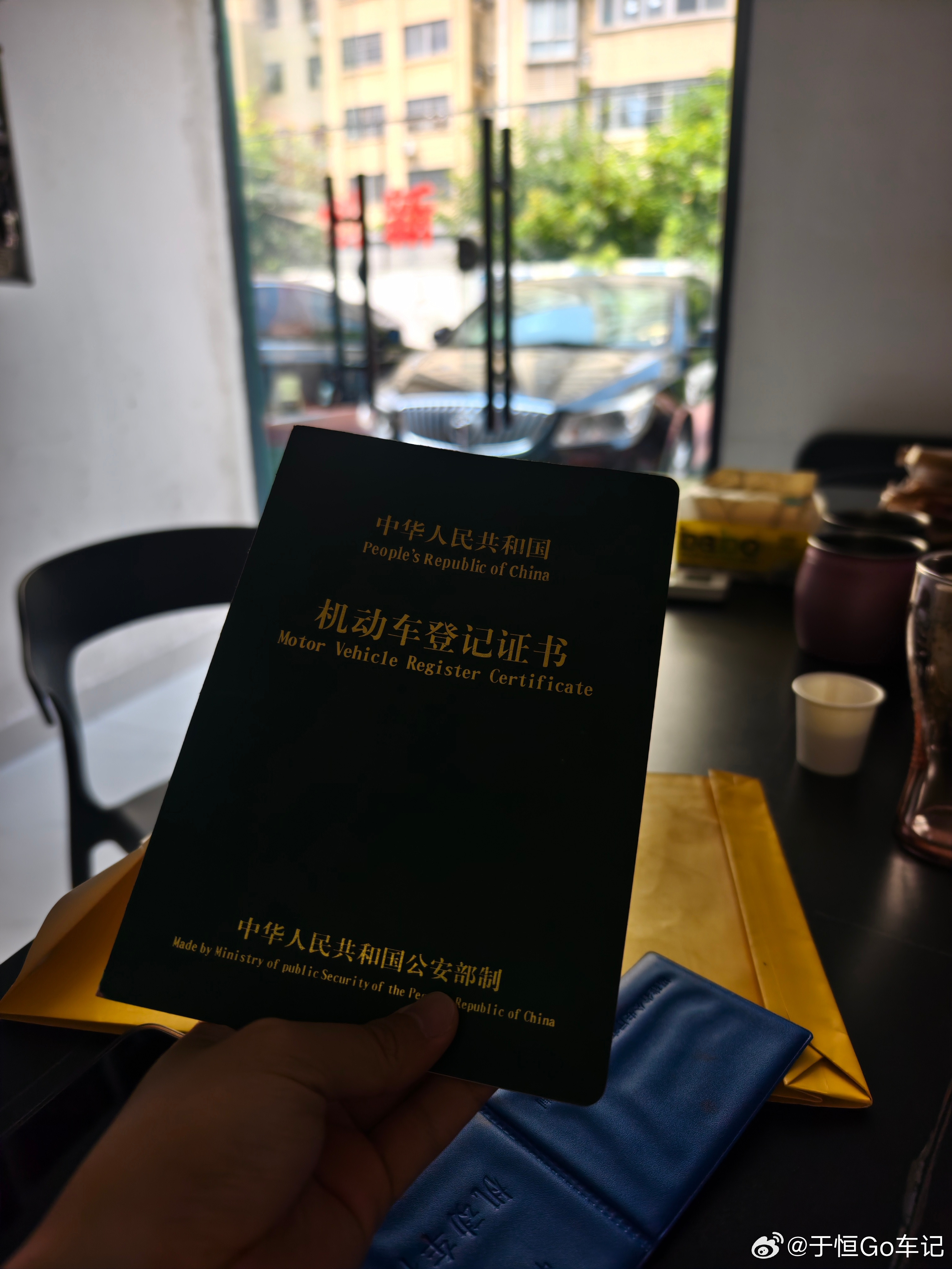 大哥果然穿着拖鞋过来买车了[666]听这兄弟说是遇到事情了，做生意被合伙人坑，导