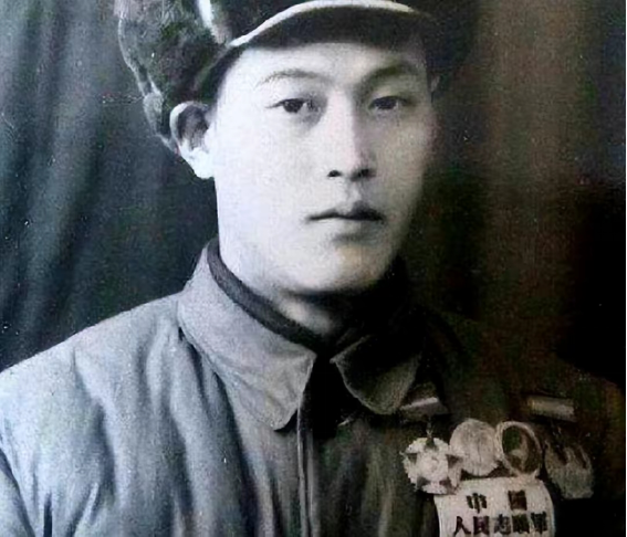 1952年，志愿军战士张文荣被美军俘虏后叛变，却立下奇功。在接受完改造后，奉命打