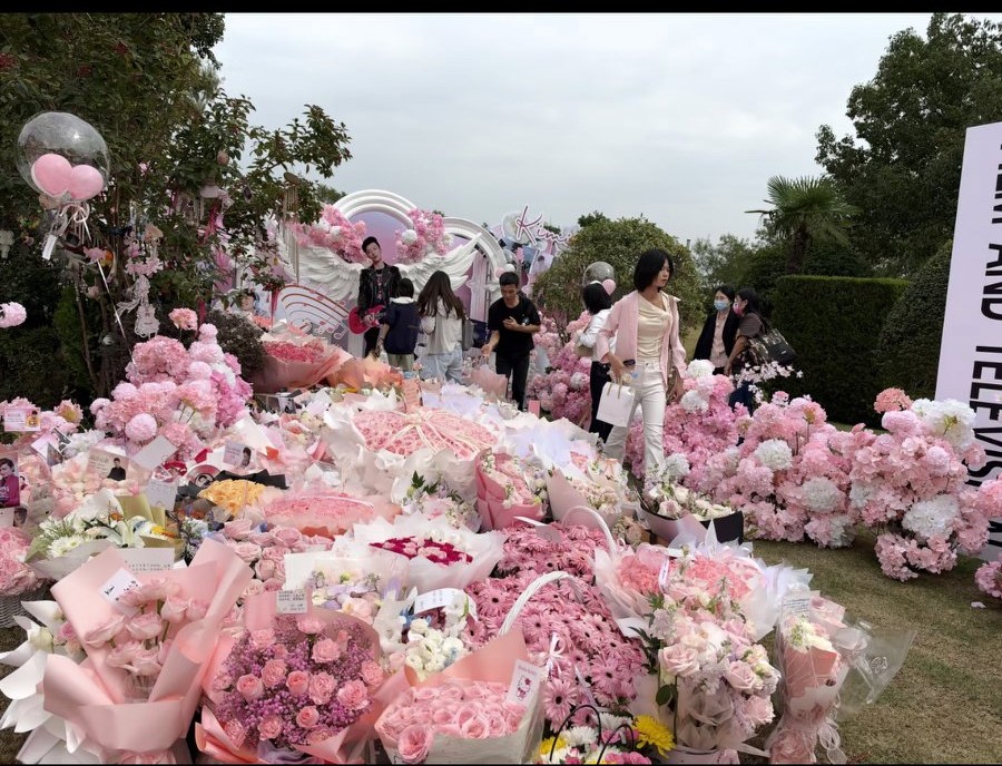 10月15日，乔任梁39岁冥诞墓地现场曝光，粉丝布置得美轮美奂，乔爸接受采访当众痛哭，实际并未走出阴