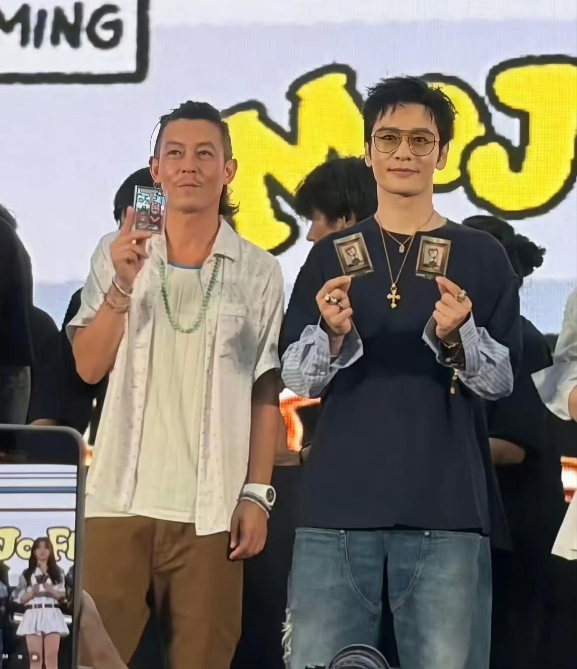 黄晓明和陈冠希同台这事儿，网上吵翻了。本来以为，黄晓明保养得好、状态年轻